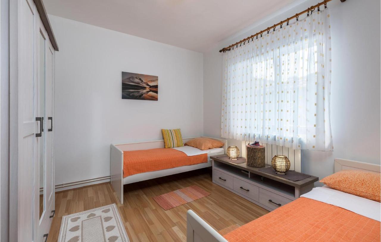 2 Bedroom Gorgeous Apartment In קוסטרנה מראה חיצוני תמונה