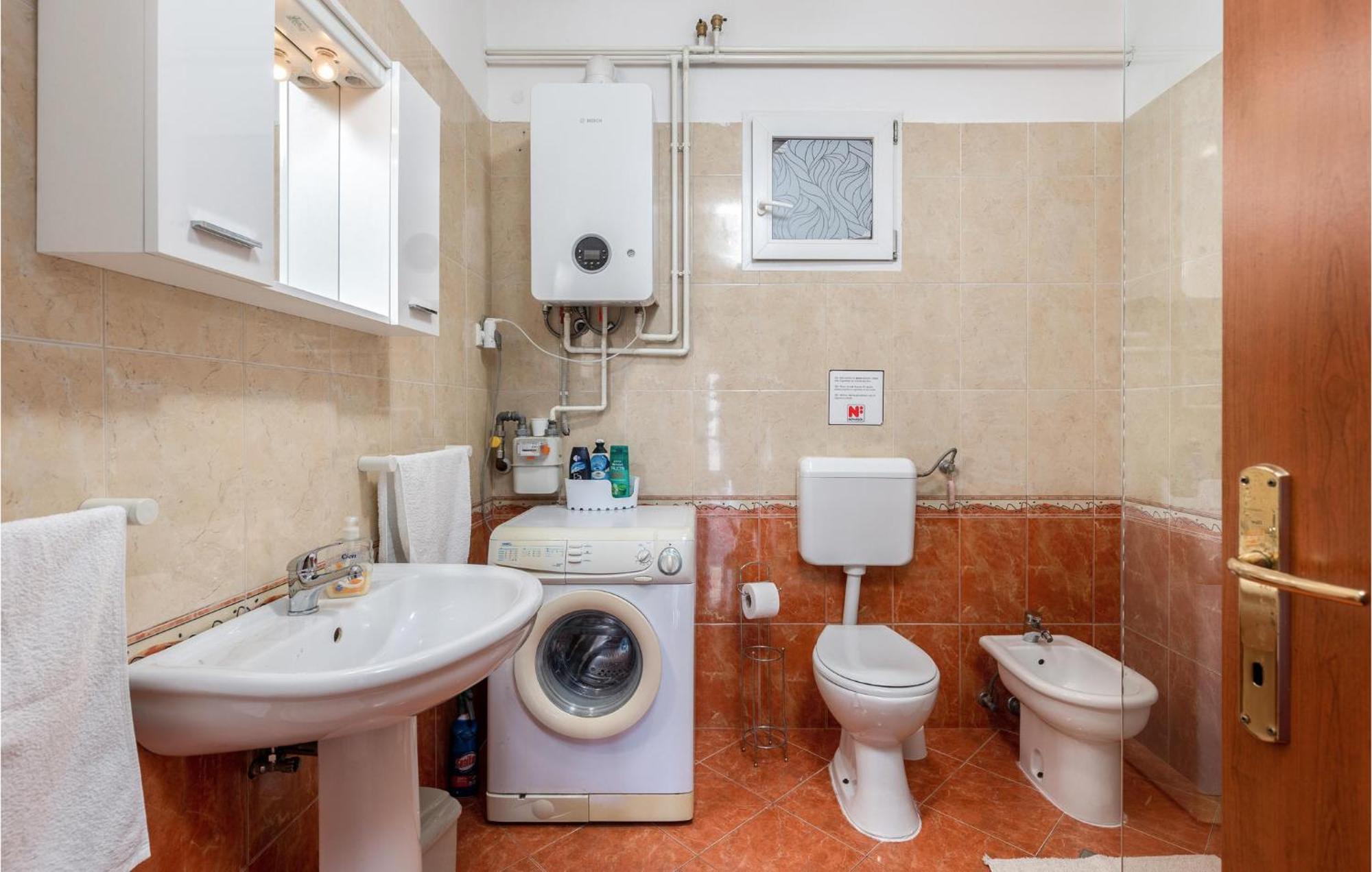 2 Bedroom Gorgeous Apartment In קוסטרנה מראה חיצוני תמונה