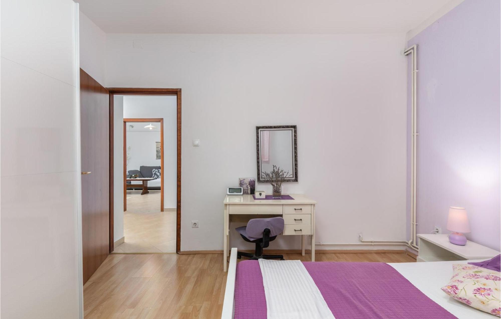 2 Bedroom Gorgeous Apartment In קוסטרנה מראה חיצוני תמונה