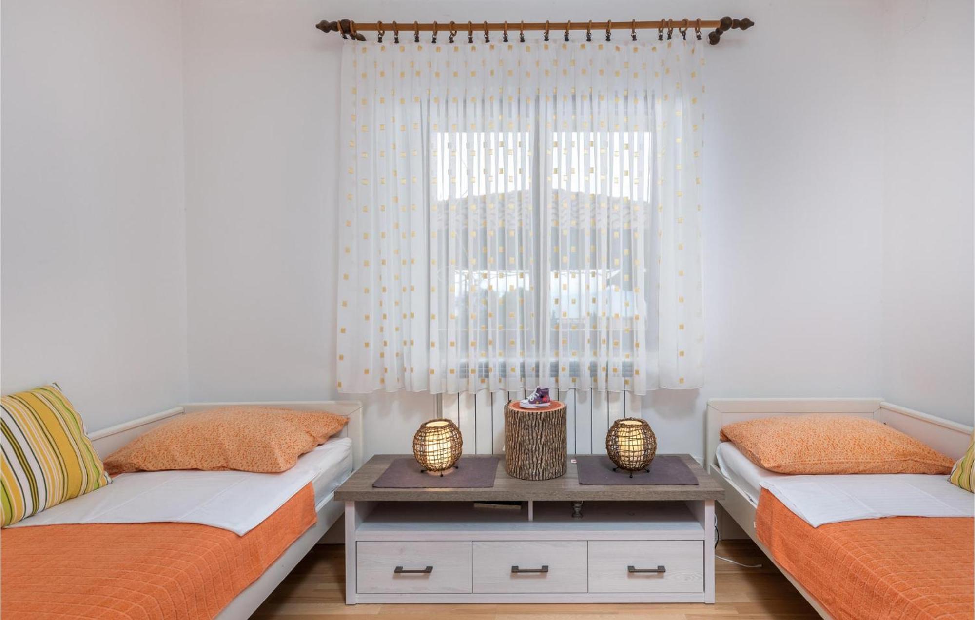 2 Bedroom Gorgeous Apartment In קוסטרנה מראה חיצוני תמונה
