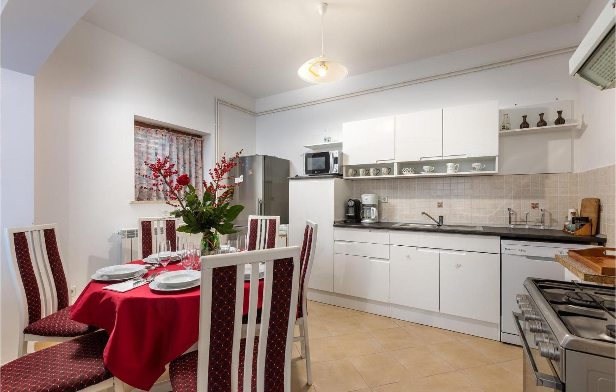 2 Bedroom Gorgeous Apartment In קוסטרנה מראה חיצוני תמונה