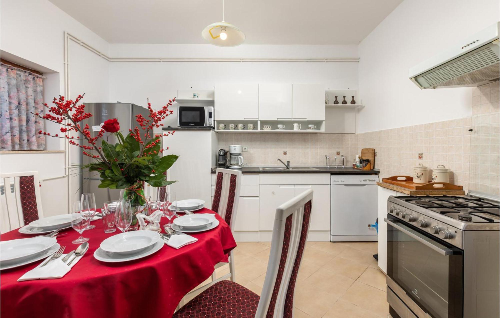 2 Bedroom Gorgeous Apartment In קוסטרנה מראה חיצוני תמונה