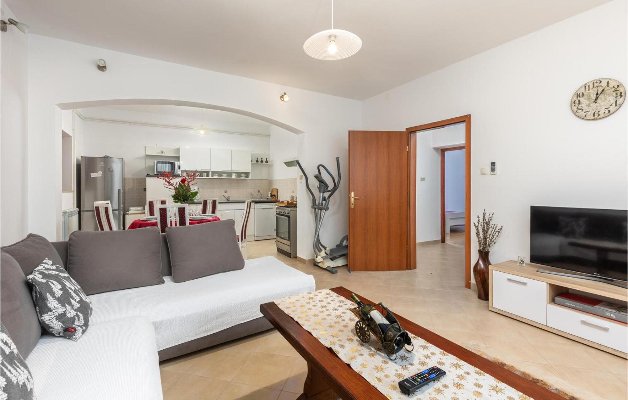 2 Bedroom Gorgeous Apartment In קוסטרנה מראה חיצוני תמונה
